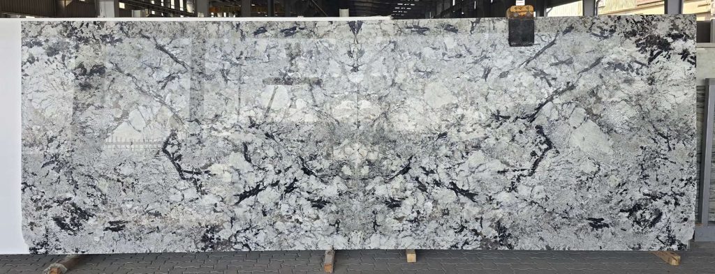 ARTIC WHITE POLISHED SLAB 2CM-13199 e
